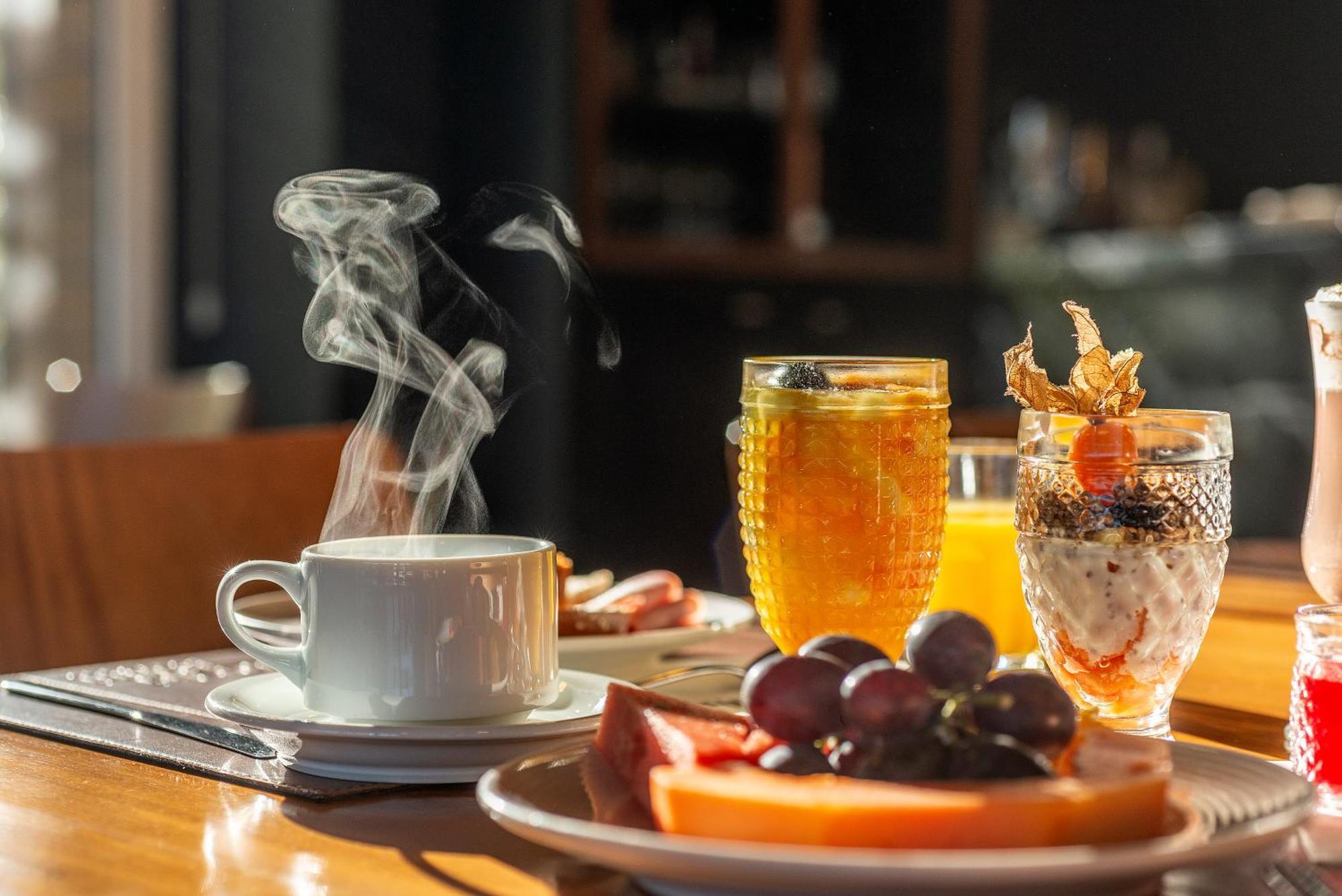 Hotel Laghetto Stilo Borges Gramado Eksteriør billede A breakfast with coffee, fruit, and orange juice