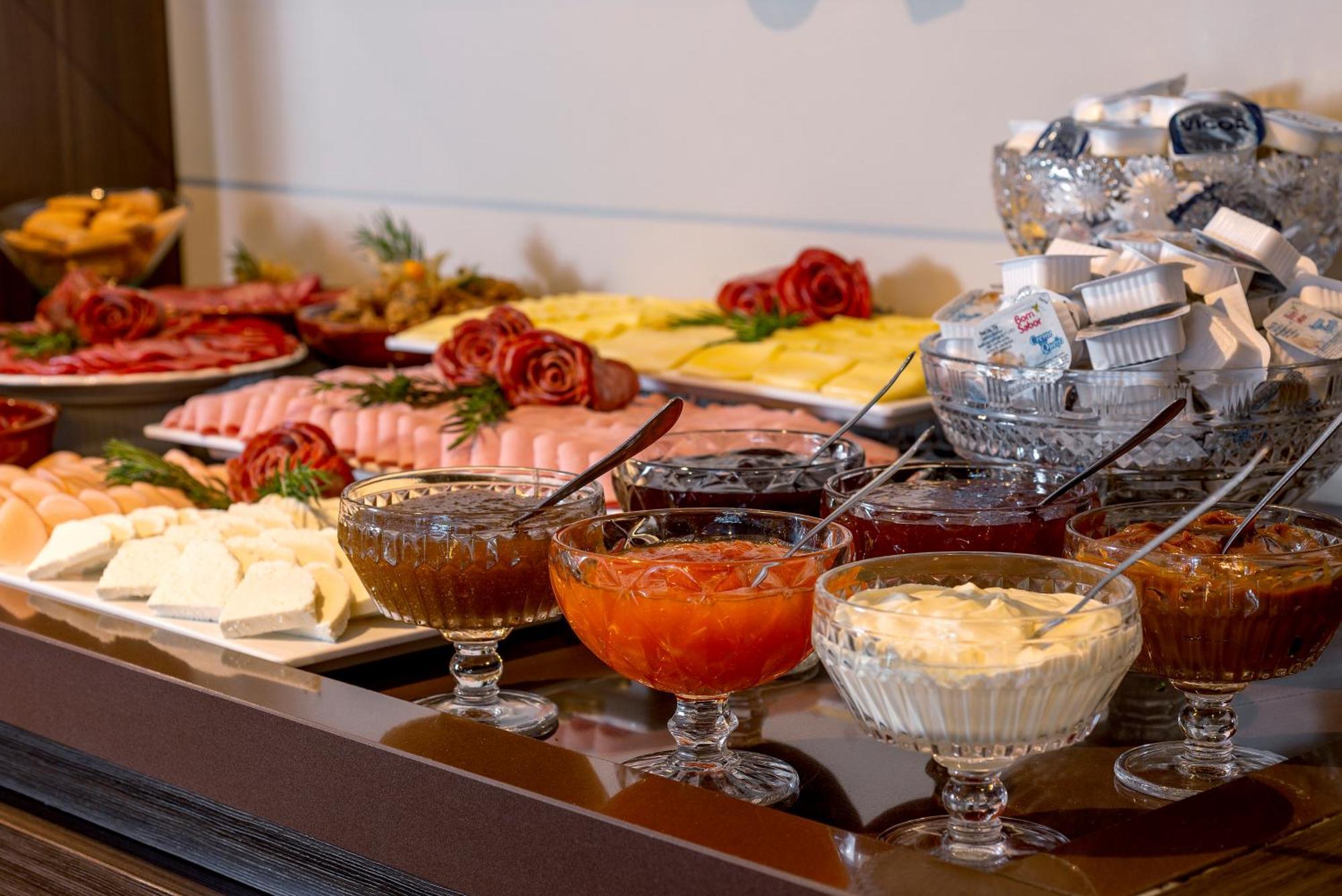 Hotel Laghetto Stilo Borges Gramado Eksteriør billede A buffet