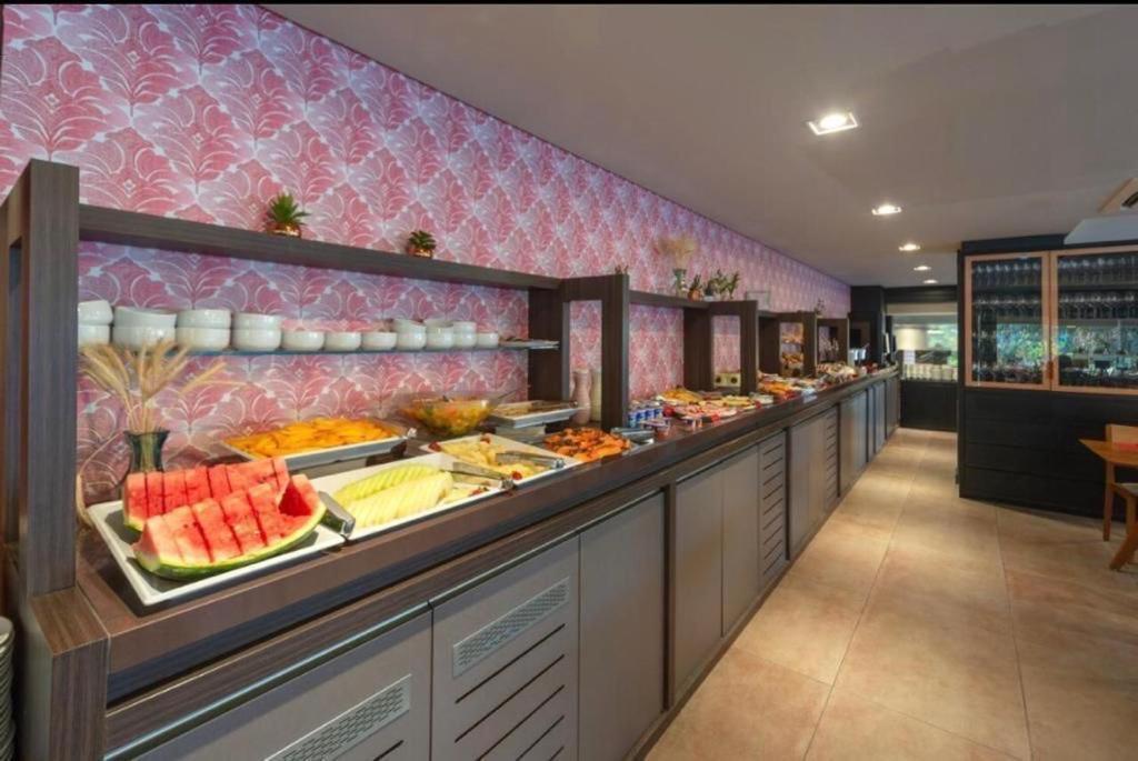 Hotel Laghetto Stilo Borges Gramado Eksteriør billede The buffet at the restaurant